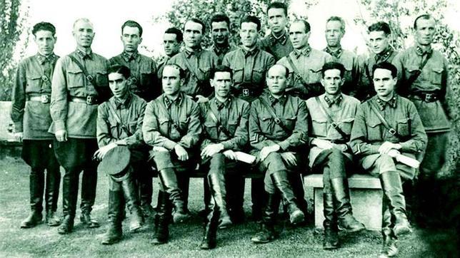 Antiguos oficiales del Ejército Popular de la República, en la Academia Frunze de Taskent (URSS), en agosto de 1942. De pie, en el centro, Enrique Líster y Juan Modesto, rodeados por otros militares españoles, que visten el uniforme del Ejército Rojo